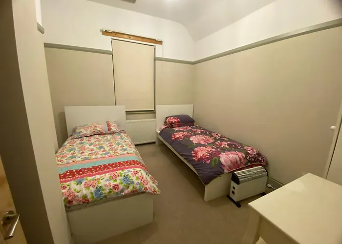 2 Bed House In Barrow Hill Sleeps 4