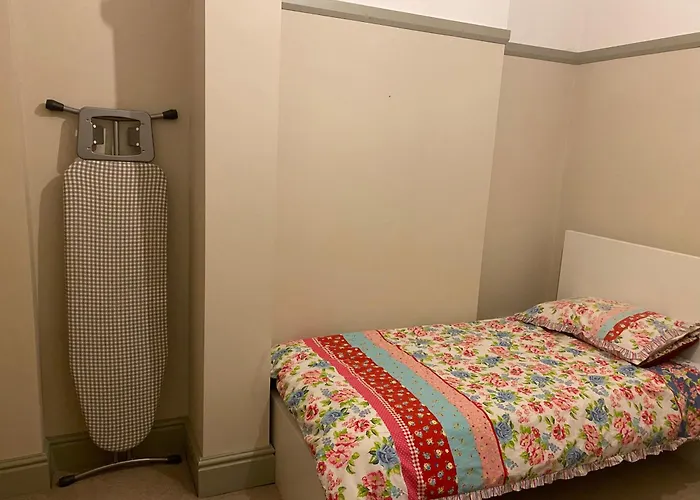 2 Bed House In Barrow Hill Sleeps 4