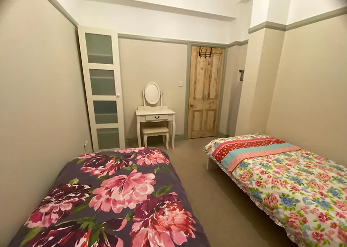 2 Bed House In Barrow Hill Sleeps 4