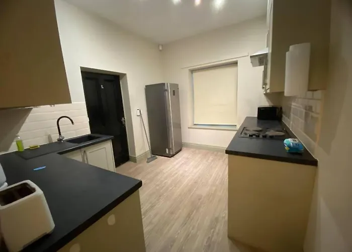 2 Bed House In Barrow Hill Sleeps 4