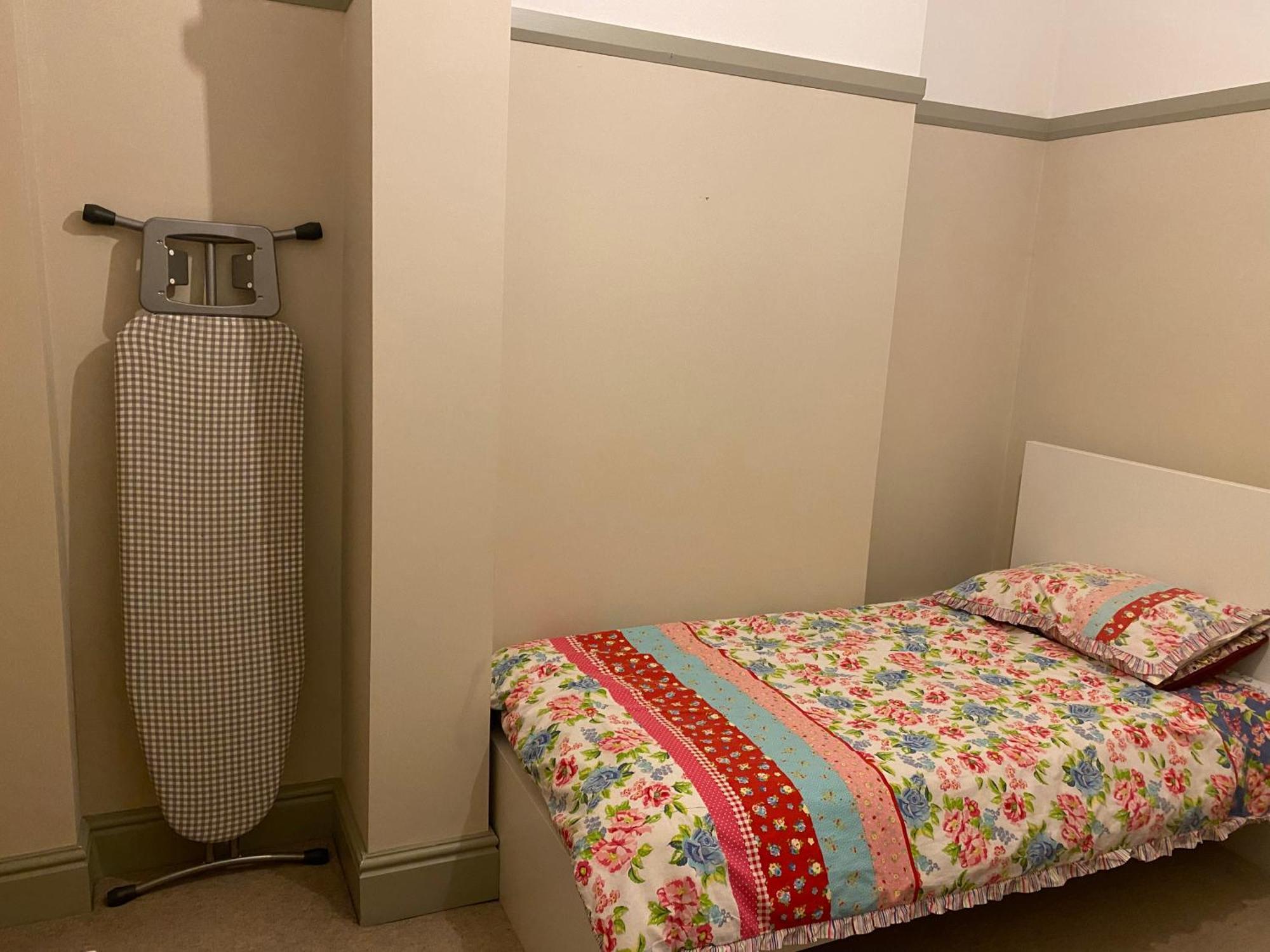 2 Bed House In Barrow Hill Sleeps 4 Hollingwood