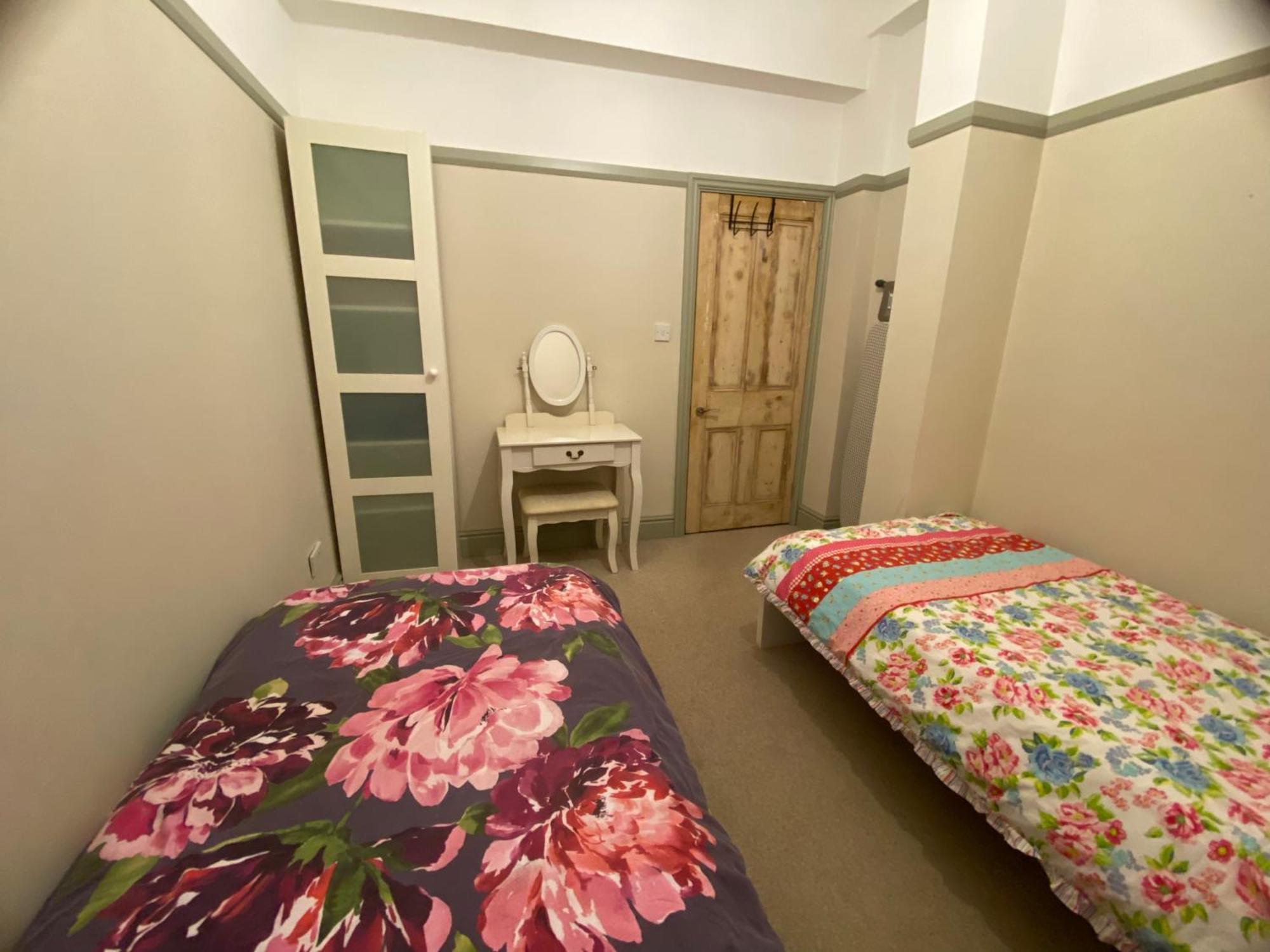 2 Bed House In Barrow Hill Sleeps 4 *