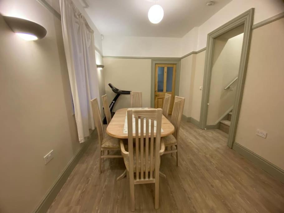 2 Bed House In Barrow Hill Sleeps 4 * Hollingwood