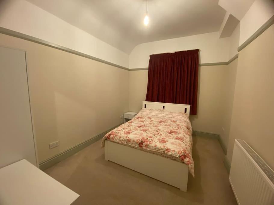 2 Bed House In Barrow Hill Sleeps 4 Holiday home Hollingwood
