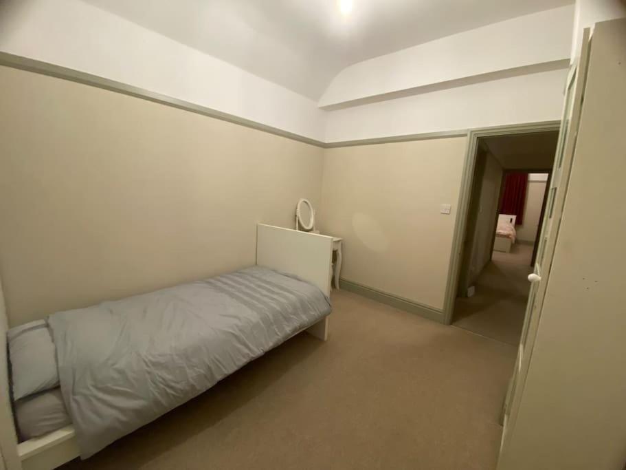2 Bed House In Barrow Hill Sleeps 4 Holiday home Hollingwood