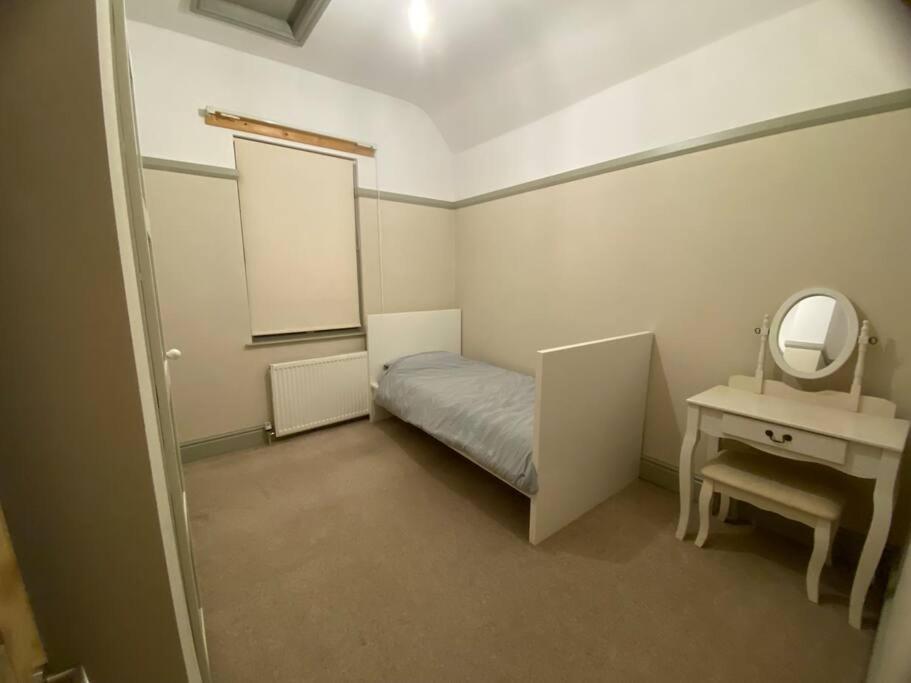2 Bed House In Barrow Hill Sleeps 4 Hollingwood