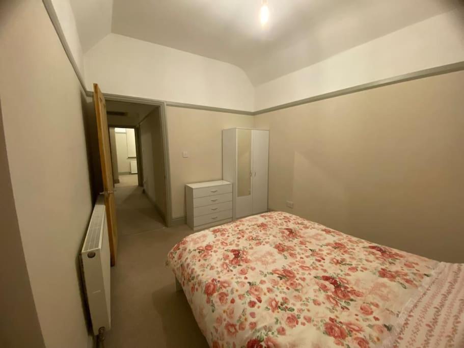 2 Bed House In Barrow Hill Sleeps 4 Holiday home