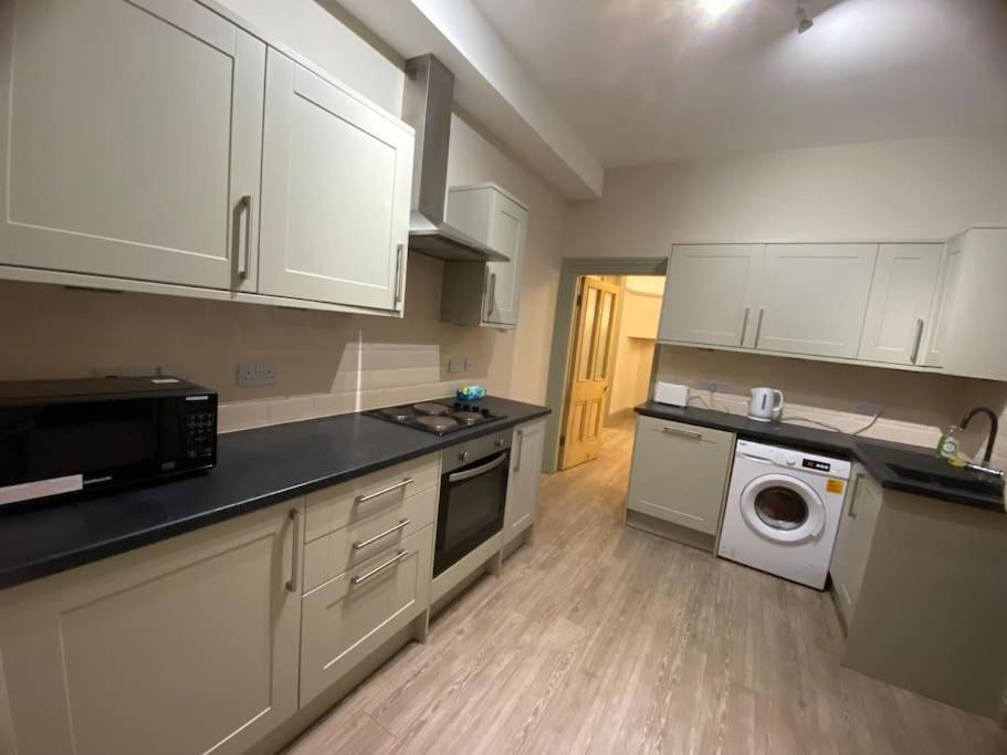 2 Bed House In Barrow Hill Sleeps 4 Holiday home *