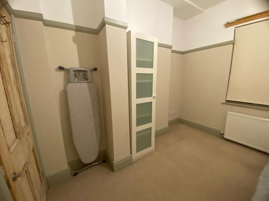 2 Bed House In Barrow Hill Sleeps 4 Hollingwood