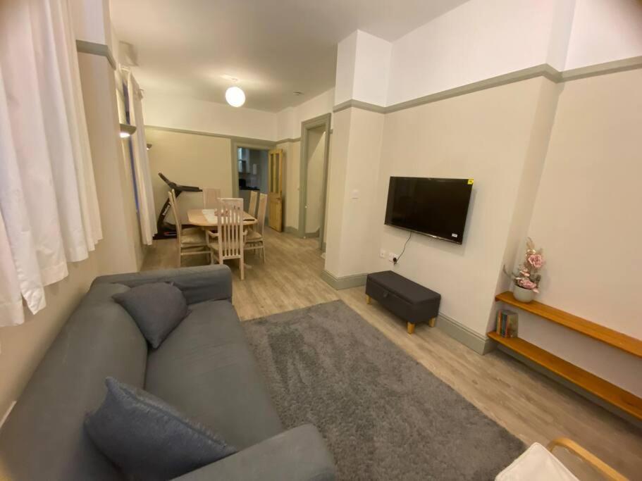 2 Bed House In Barrow Hill Sleeps 4 Holiday home