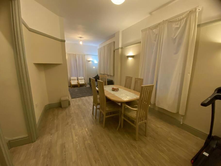 2 Bed House In Barrow Hill Sleeps 4 Hollingwood
