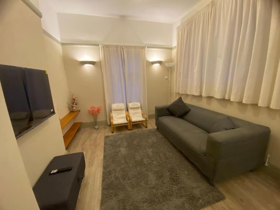 2 Bed House In Barrow Hill Sleeps 4 Holiday home