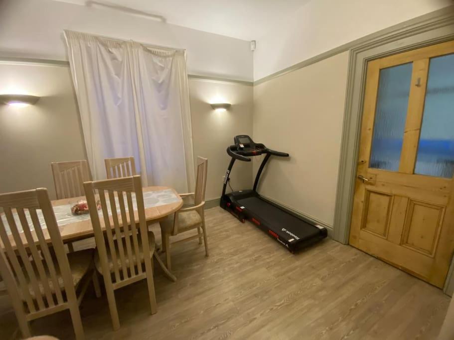 2 Bed House In Barrow Hill Sleeps 4